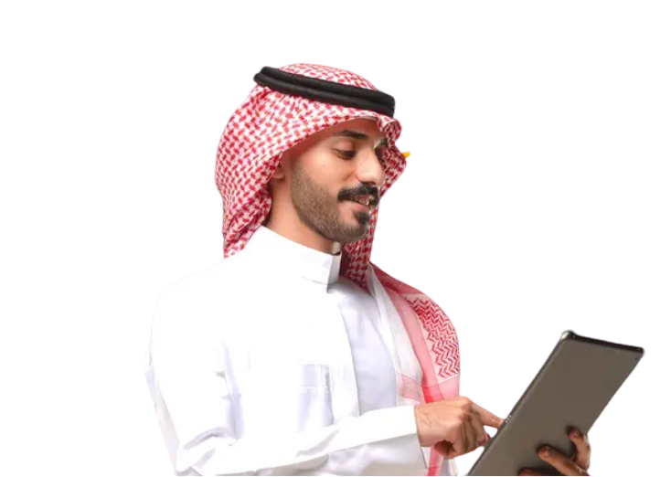 رجل سعودي مع جهاز لوحي